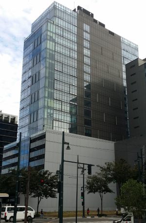 Innoza Tower has a blocky appearance that looks like stack of two buildings. The lower one has concrete wall and open air window, while the upper one is covered by glass panels. This image is as seen from 40th St. corner 10th Ave. opposite of its block.