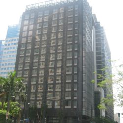 One Neo has a cuboid structure and exterior of black marble tiles and dark glass windows. This is One Neo, seen from the corner of Rizal Drive and 26th St.