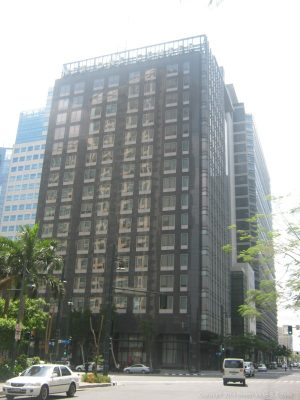 One Neo has a cuboid structure and exterior of black marble tiles and dark glass windows. This is One Neo, seen from the corner of Rizal Drive and 26th St.