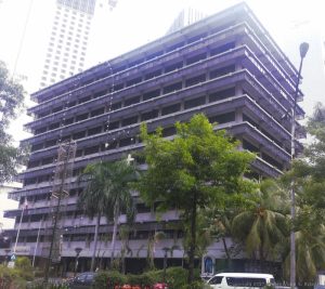 Ortigas Building is a low-rise 10-story building; this picture was taken from the island dividing the two sides of Meralco Avenue. Each floor from 2nd to 10th floor has rows of glass windows and concrete walls with an overhead design made of glass panels mounted on horizontal metal beams. The ground floor has glass and concrete walls with a concrete protrusion that can serve as cover to those standing in front of it. The words ORTIGAS BUILDING in a gray metallic material is seen on the front center of this concrete protrusion above the main entrance.