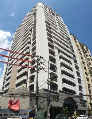 Picture of Platinum 2000 taken as vertical panorama on the opposite side of Annapolis St. within short walking distance west of Columbia St. The building has white facade with three balconies on each floor.