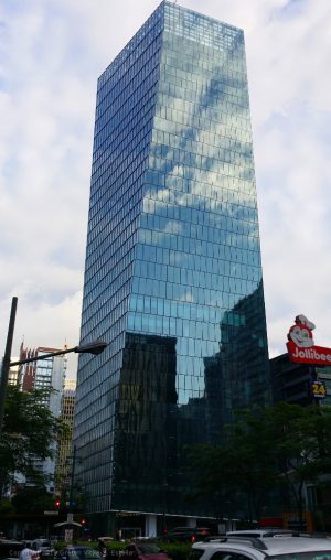 The Curve is a skyscraper with a facade covered chiefly with glass. It looks like a rectangular prism that was twisted slightly. This picture was taken from the opposite side of 32nd St., somewhere between Rizal Drive and 2nd Ave.